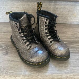 Dr. Martens Kids Glitter Boots - Metallic Gray